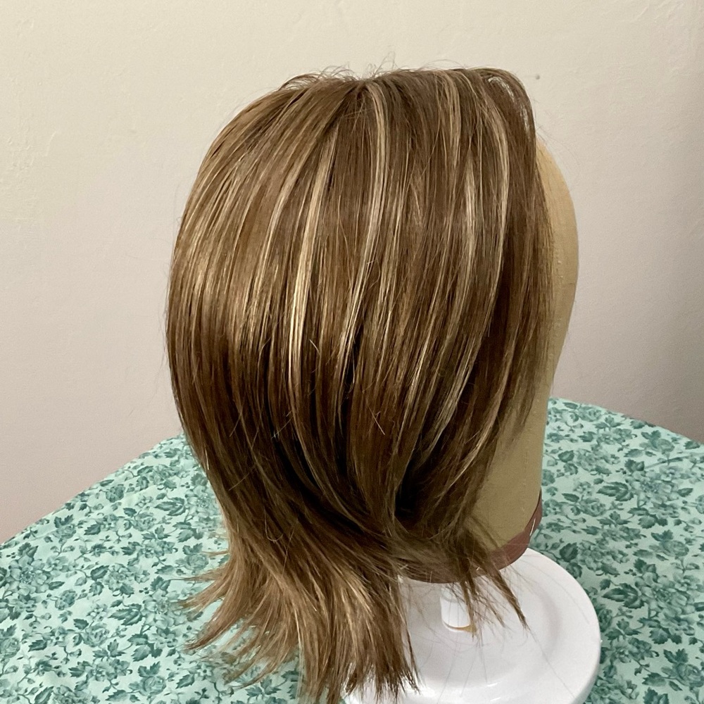 Elegant Synthetic, Light Brown Women's Wig with blonde hilights